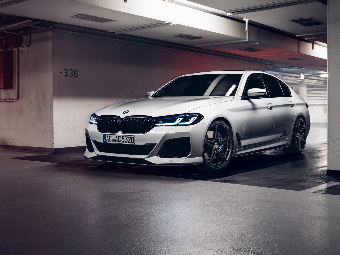 Автомобиль Schnitzer ACS5 3.0d 2021 года выезжает с парковки