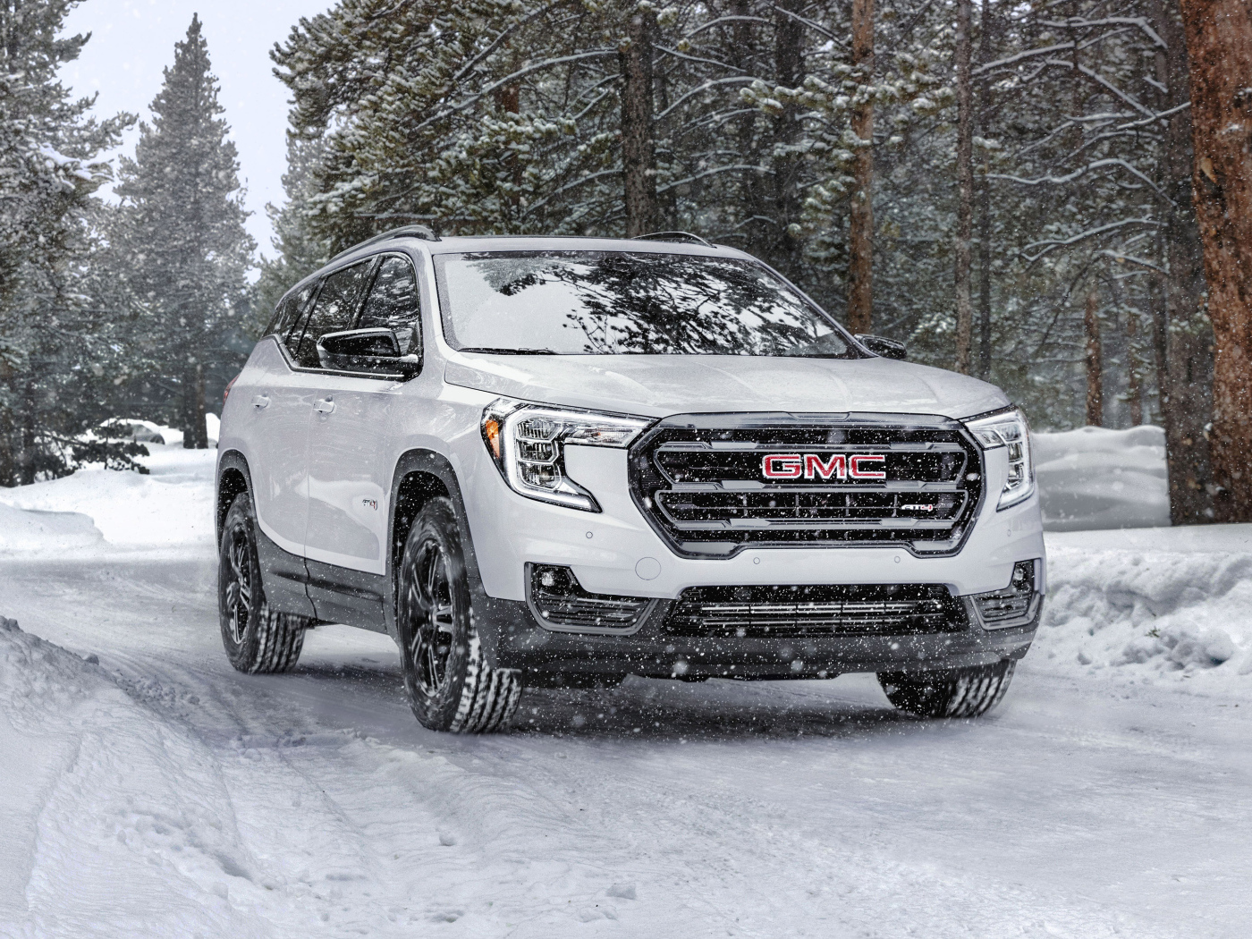 Большой белый внедорожник GMC Terrain AT4, 2022 года на снегу