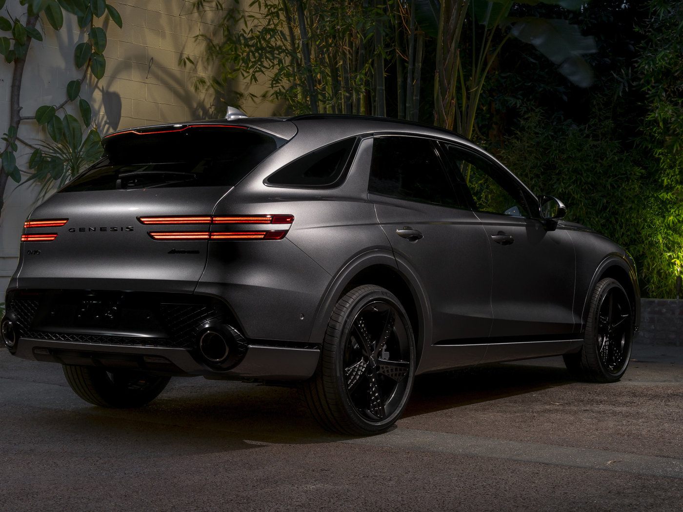 Кроссовер Genesis GV70 3.5T AWD, 2022 года вид сзади