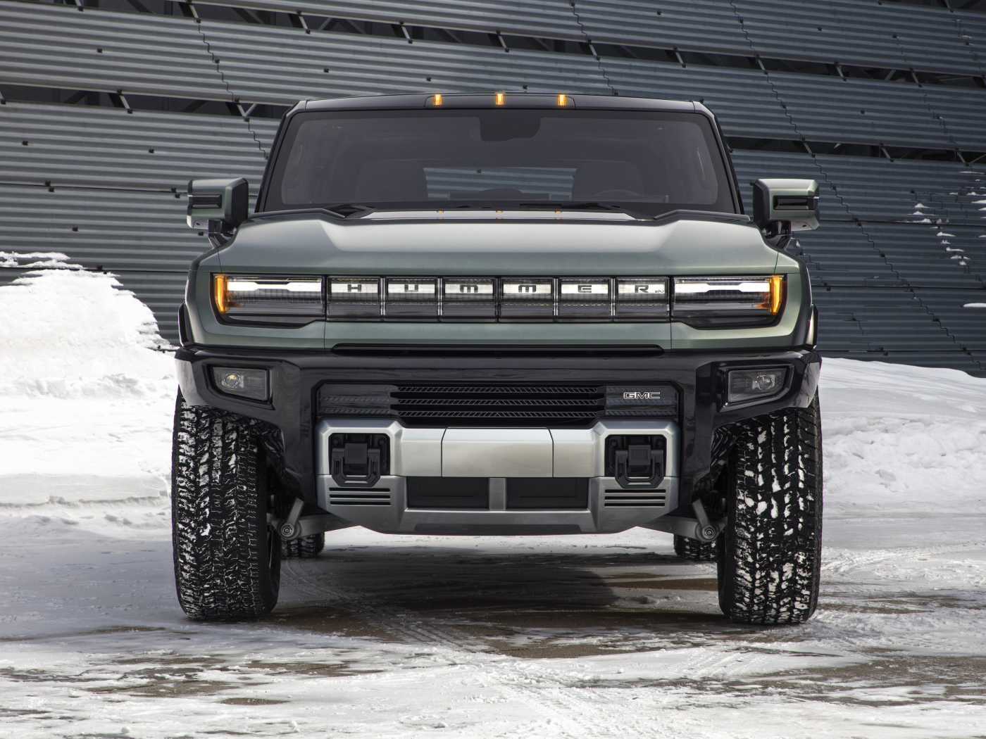 Джип GMC Hummer EV, 2024 года на снегу