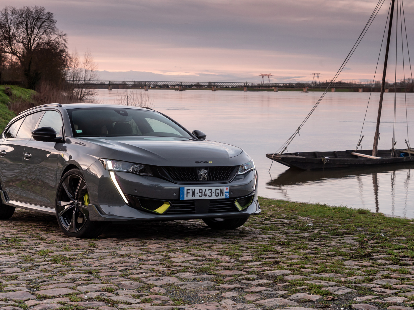 Автомобиль Peugeot  508 SW  2021 года у реки