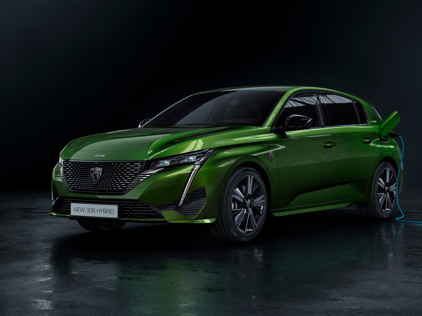 Зеленый автомобиль Peugeot 308, 2021 года на заправке