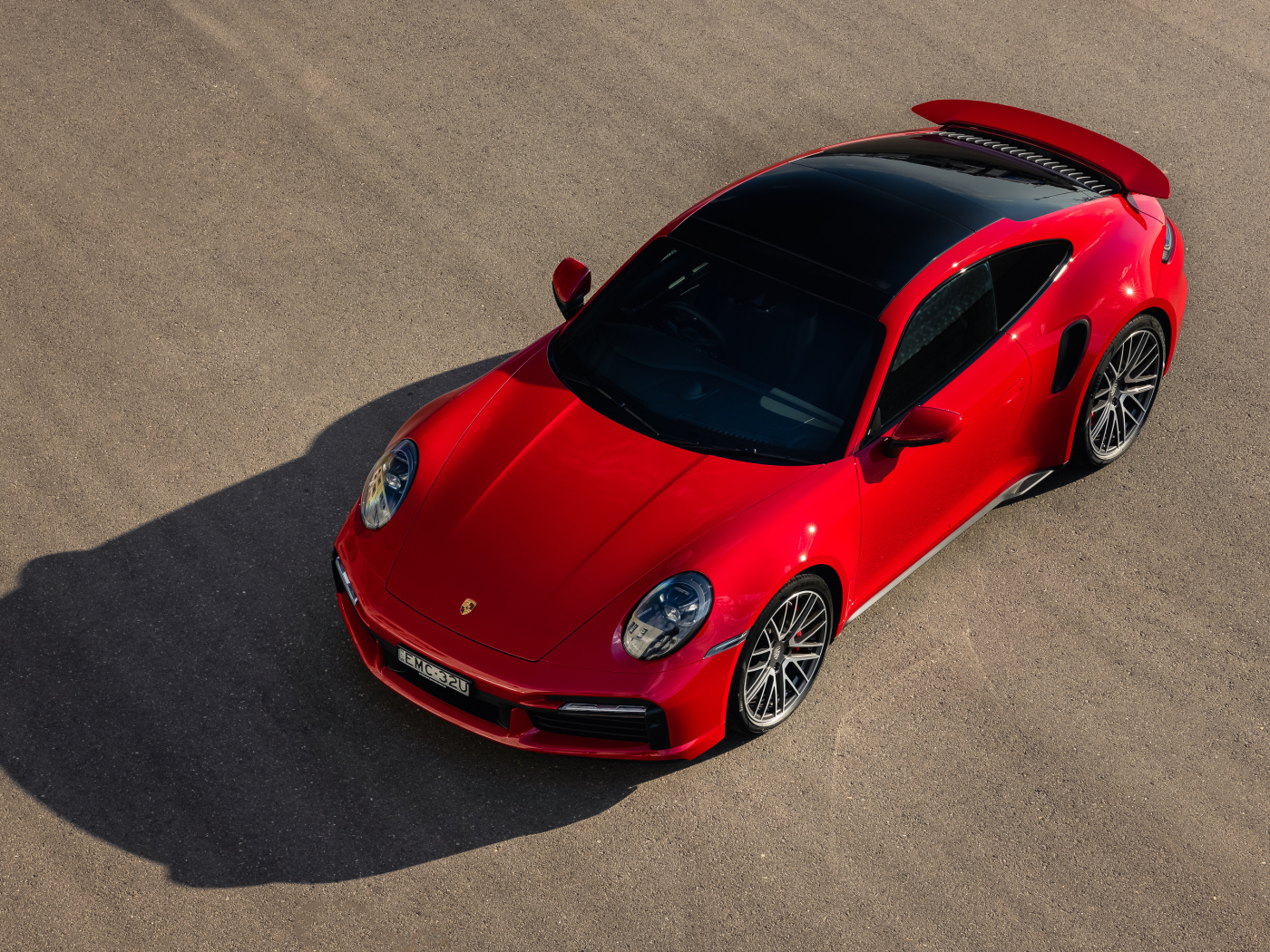 Красный автомобиль Porsche 911 Turbo 2021 года вид сверху