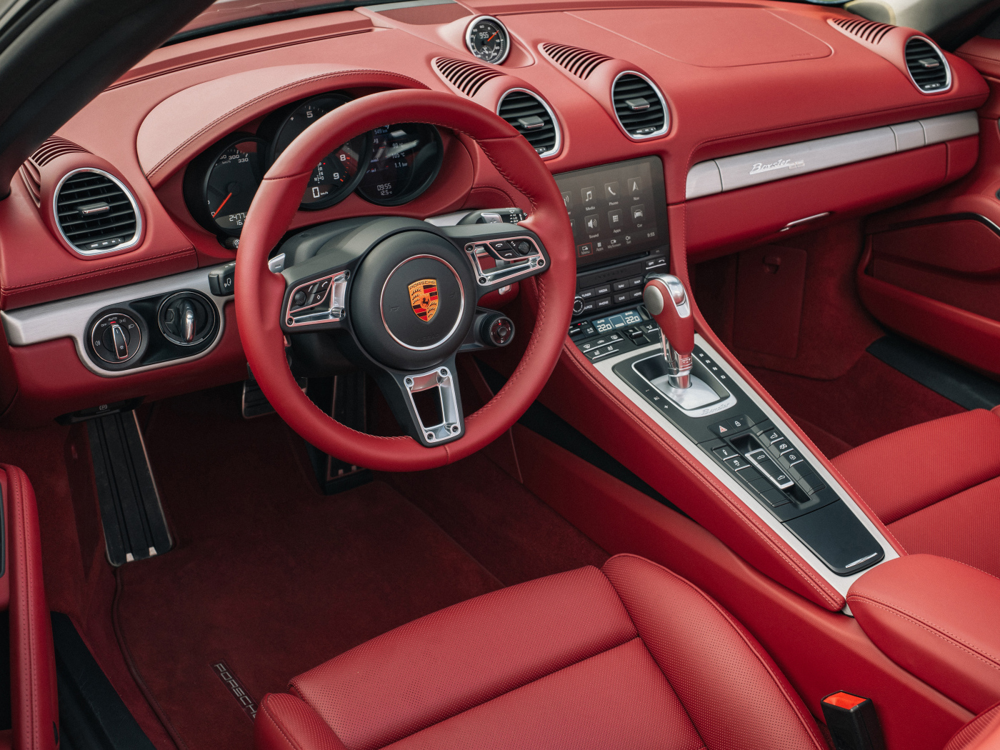 Красный кожаный салон автомобиля Porsche Boxster 25 Jahre 2021 года