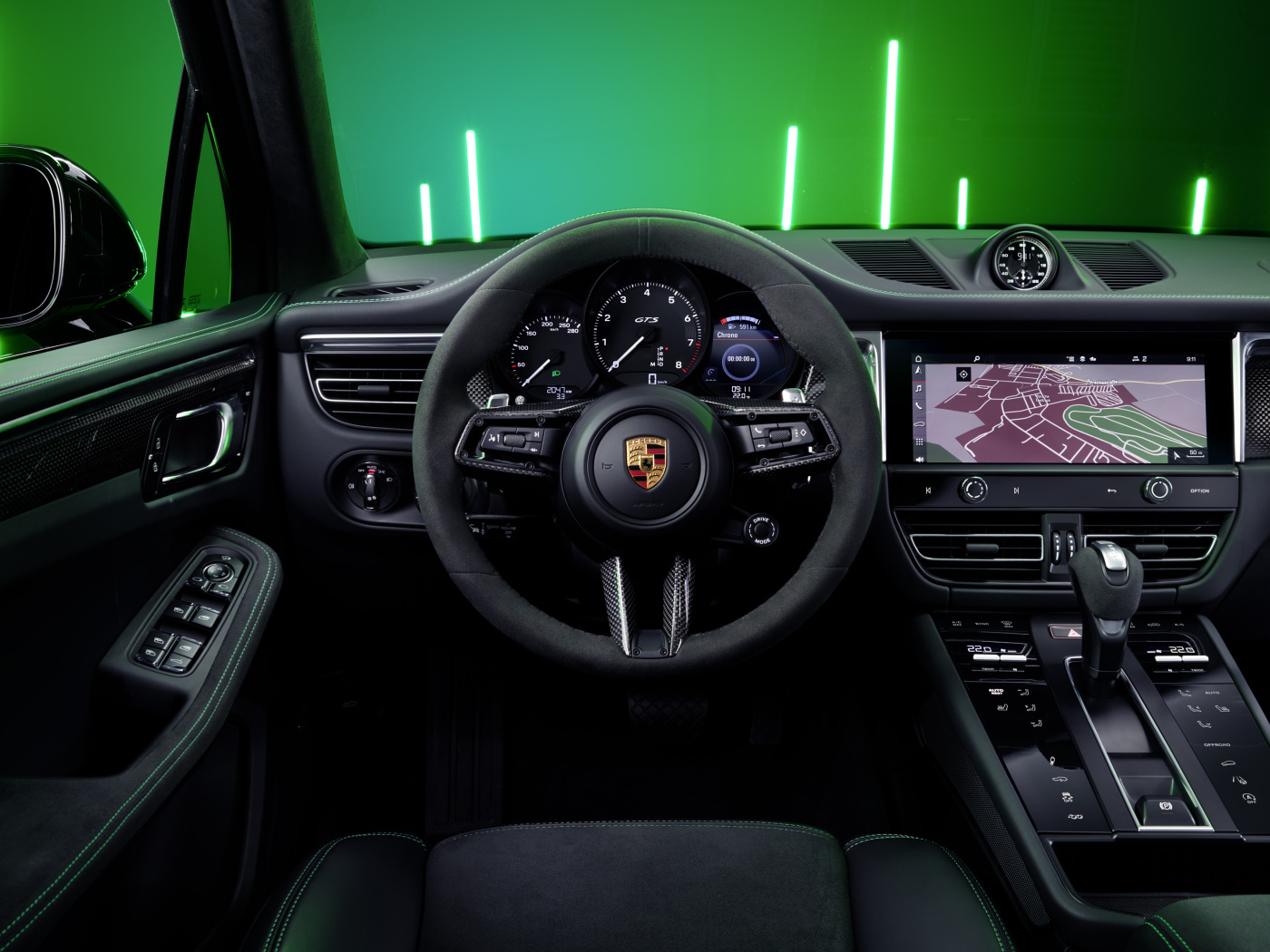 Черный салон автомобиля Porsche Macan GTS Sport Package 2021 года 