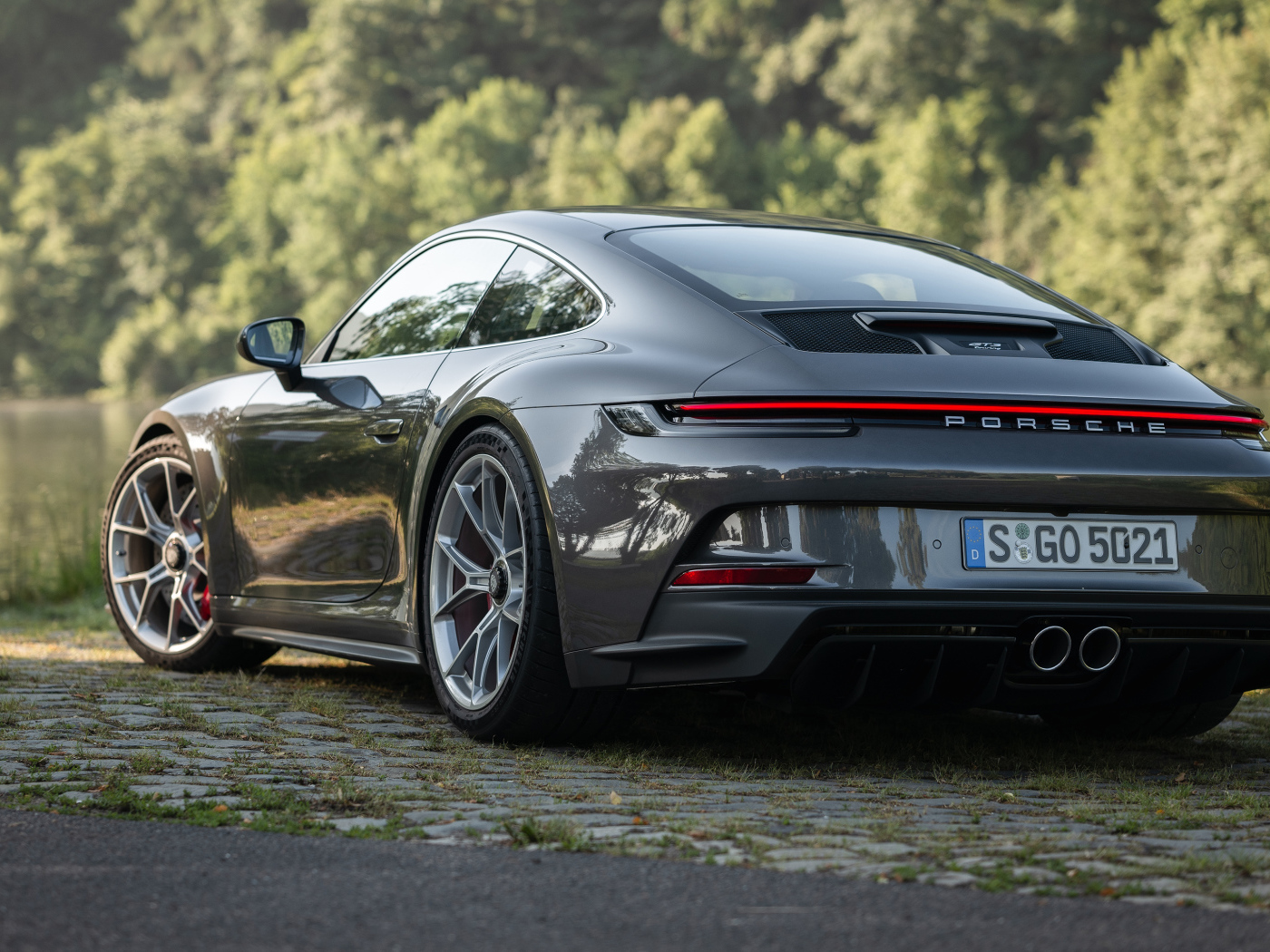 Быстрый Porsche 911 GT3 Touring MT 2021 года вид сзади