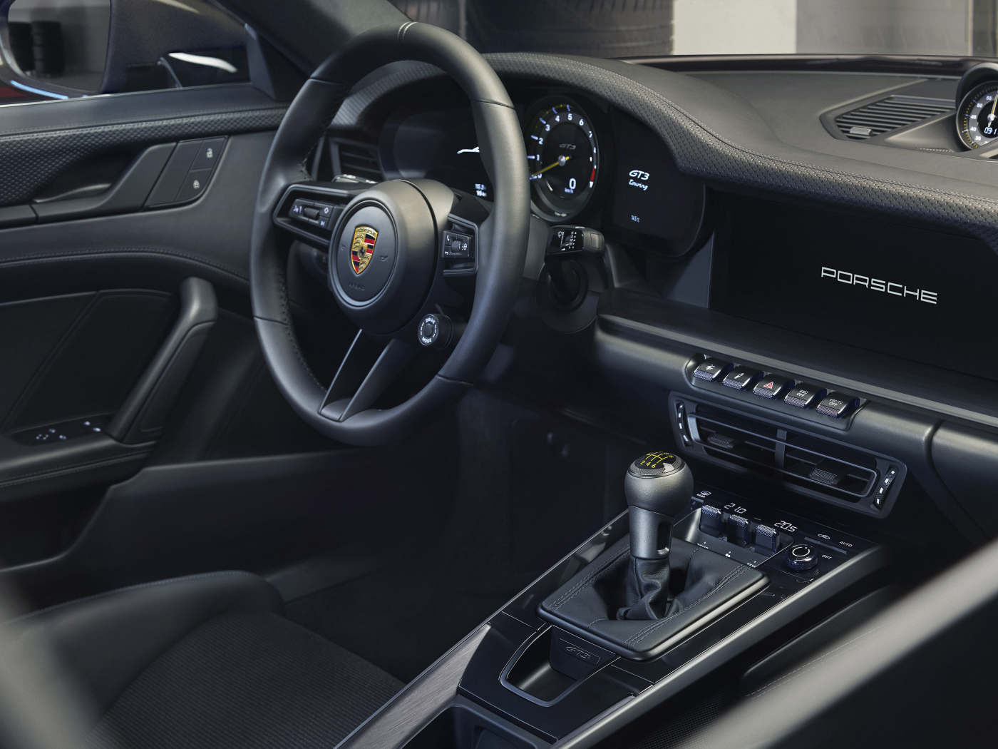 Салон автомобиля Porsche 911 GT3 Touring 2021 года