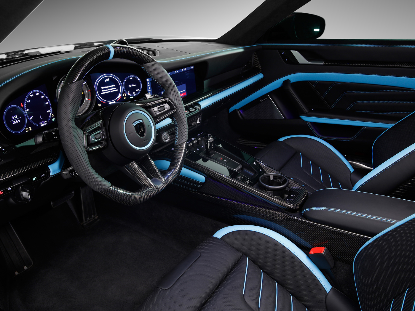 Стильный салон автомобиля Porsche 911 Turbo S Stinger GTR 3 2021 года