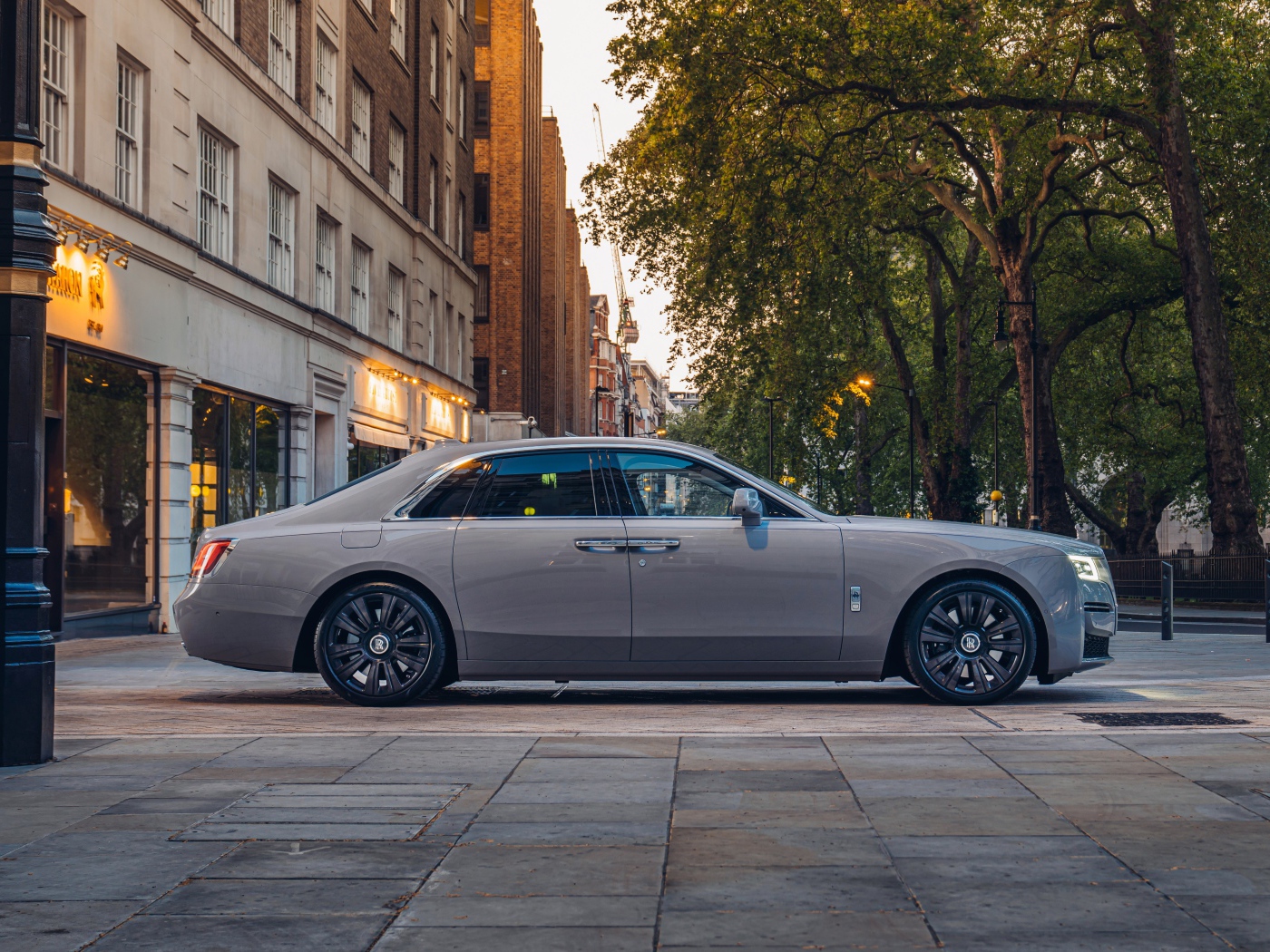 Автомобиль Rolls-Royce Ghost 2021 года вид сбоку