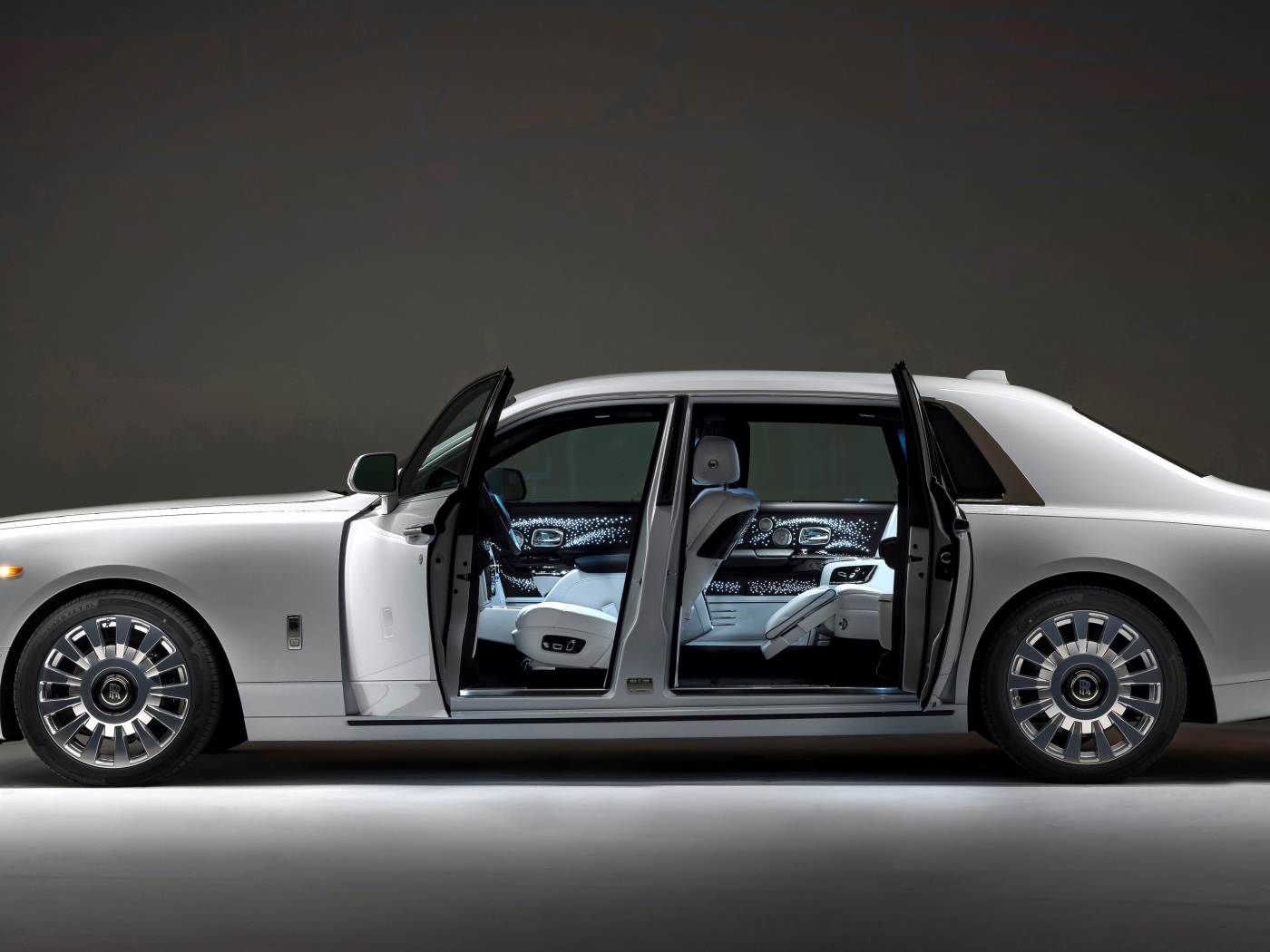 Престижный автомобиль Rolls-Royce Phantom EWB 2022 года
