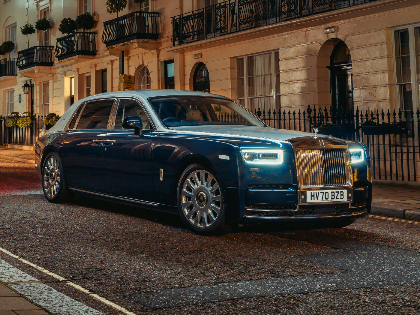 Синий дорогой автомобиль Rolls-Royce Phantom Extended, 2021 года в городе