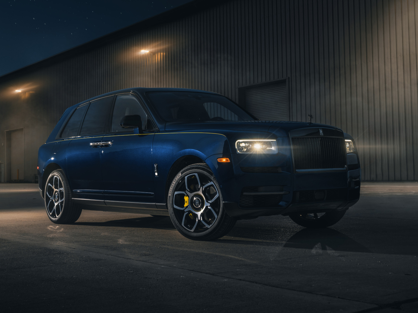 Дорогой стильный внедорожник Rolls-Royce Cullinan Black Badge 2021 года