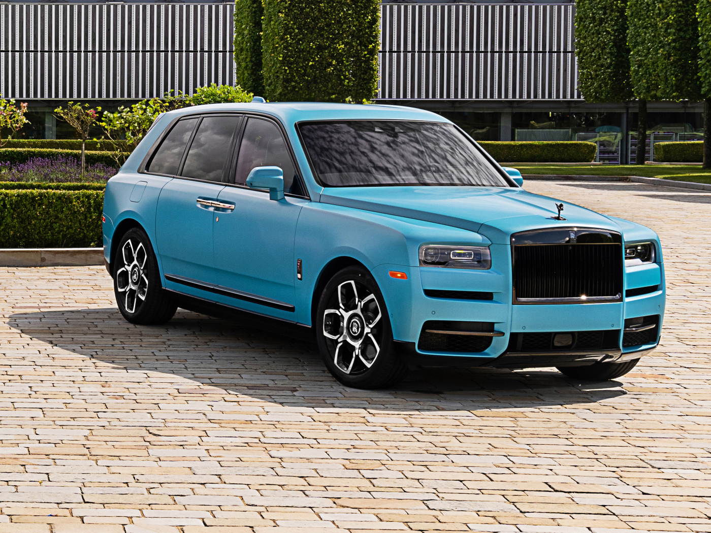 Дорогой голубой автомобиль ROLLS-ROYCE Ghost, 2021 года
