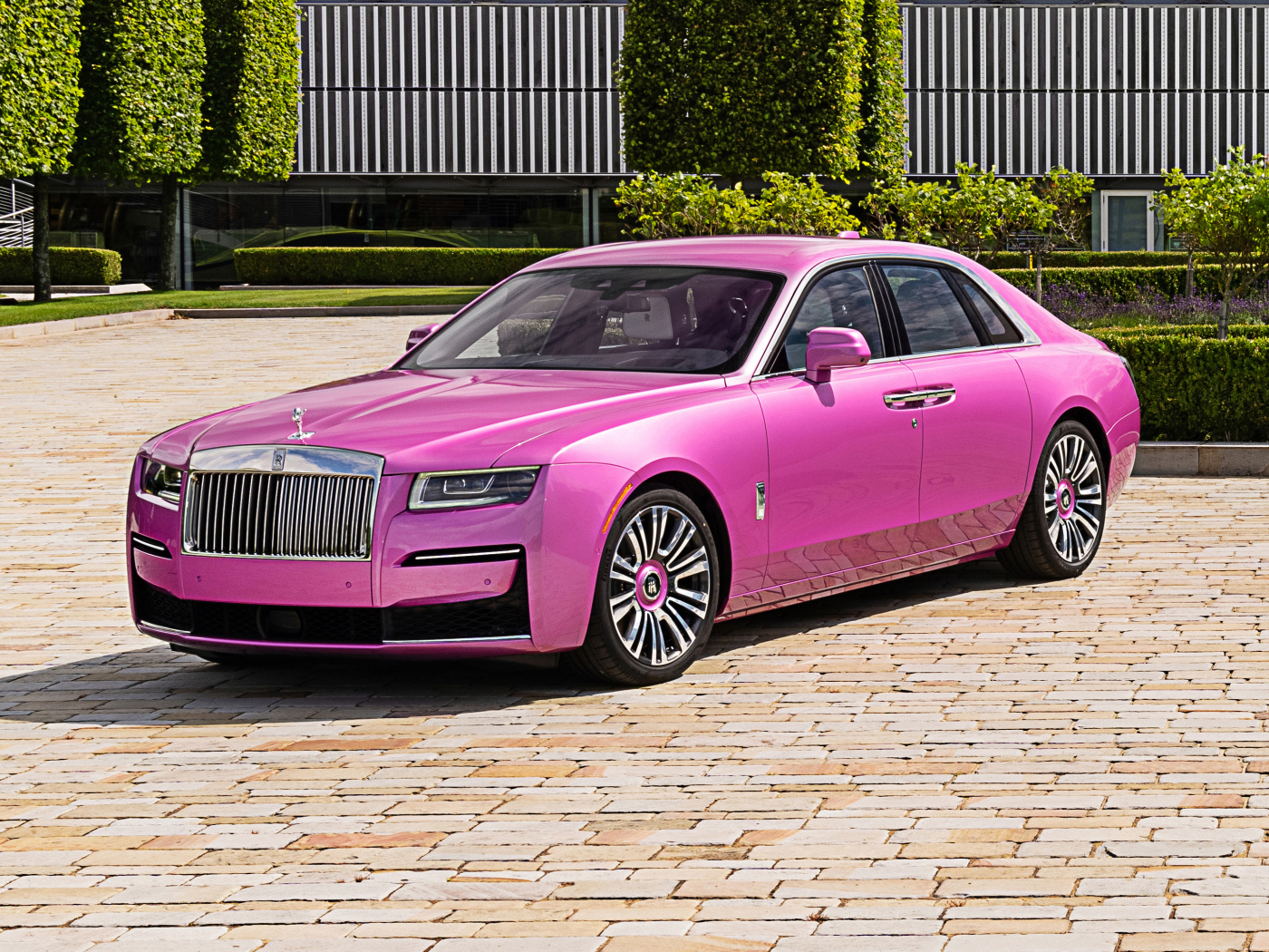 Розовый дорогой автомобиль ROLLS-ROYCE Cullinan, 2021 года