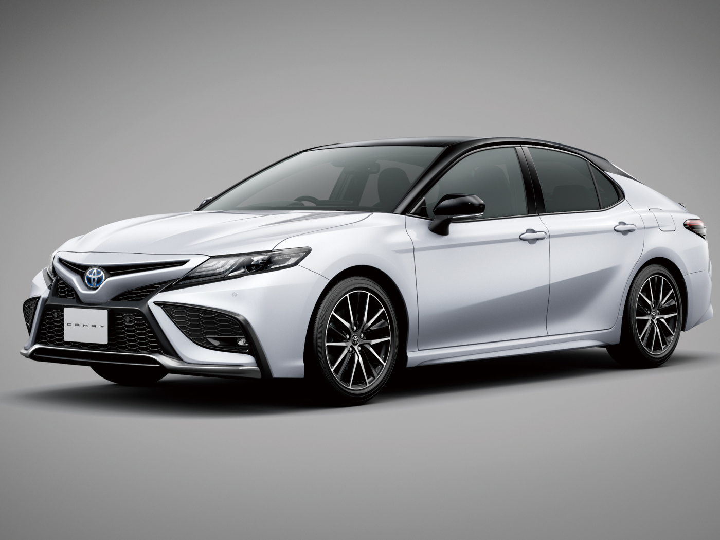 Автомобиль Toyota Camry 2021 года на сером фоне
