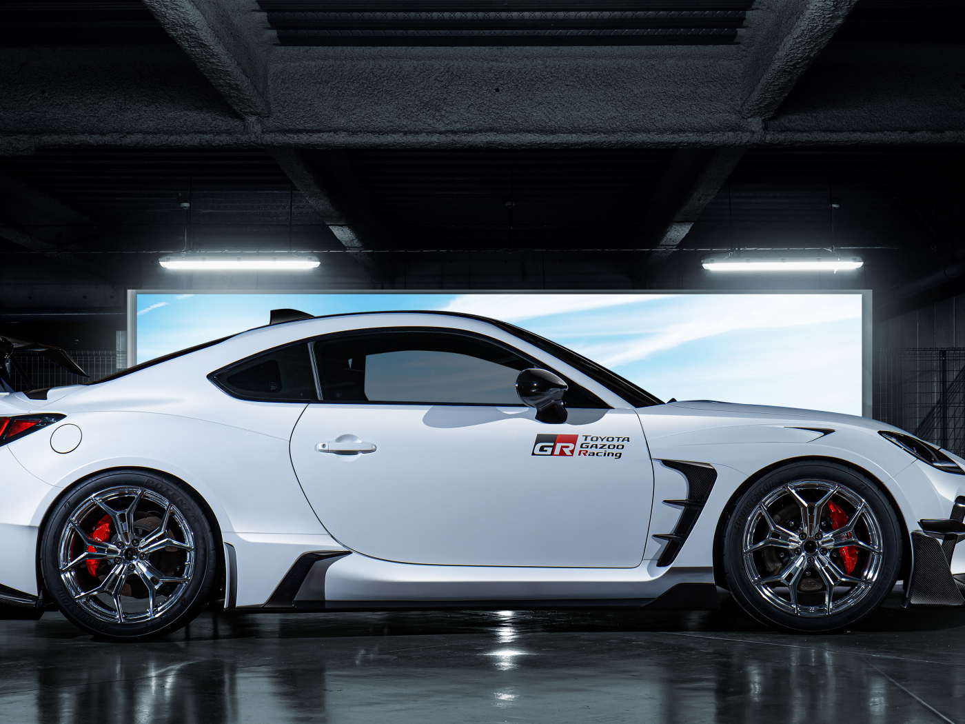 Белый автомобиль Toyota GR 86 GR Parts Concept 2021 года вид сбоку
