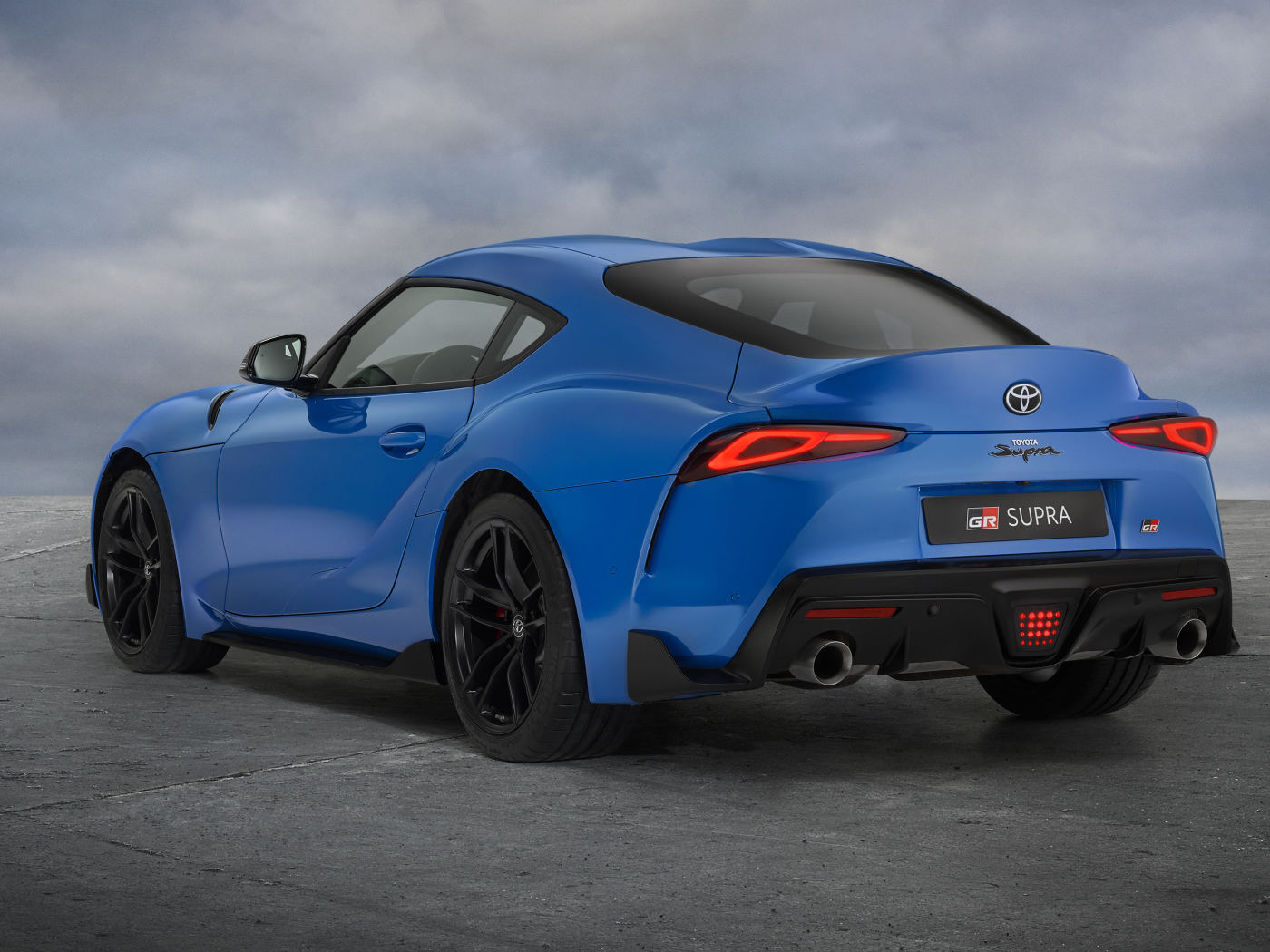 Автомобиль Toyota GR Supra. 2021 года вид сзади