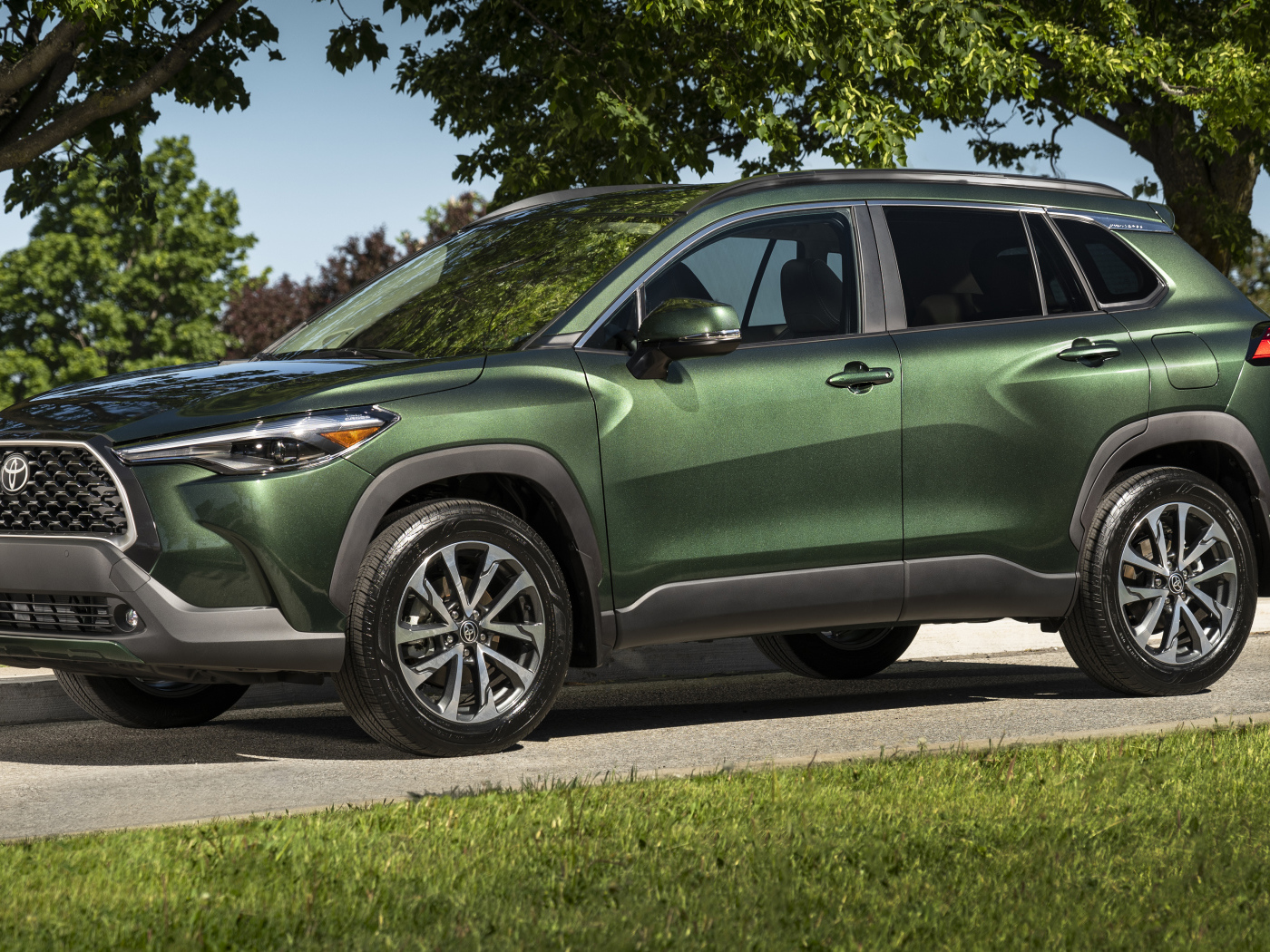 Зеленый автомобиль Toyota Corolla Cross XLE AWD, 2022 года