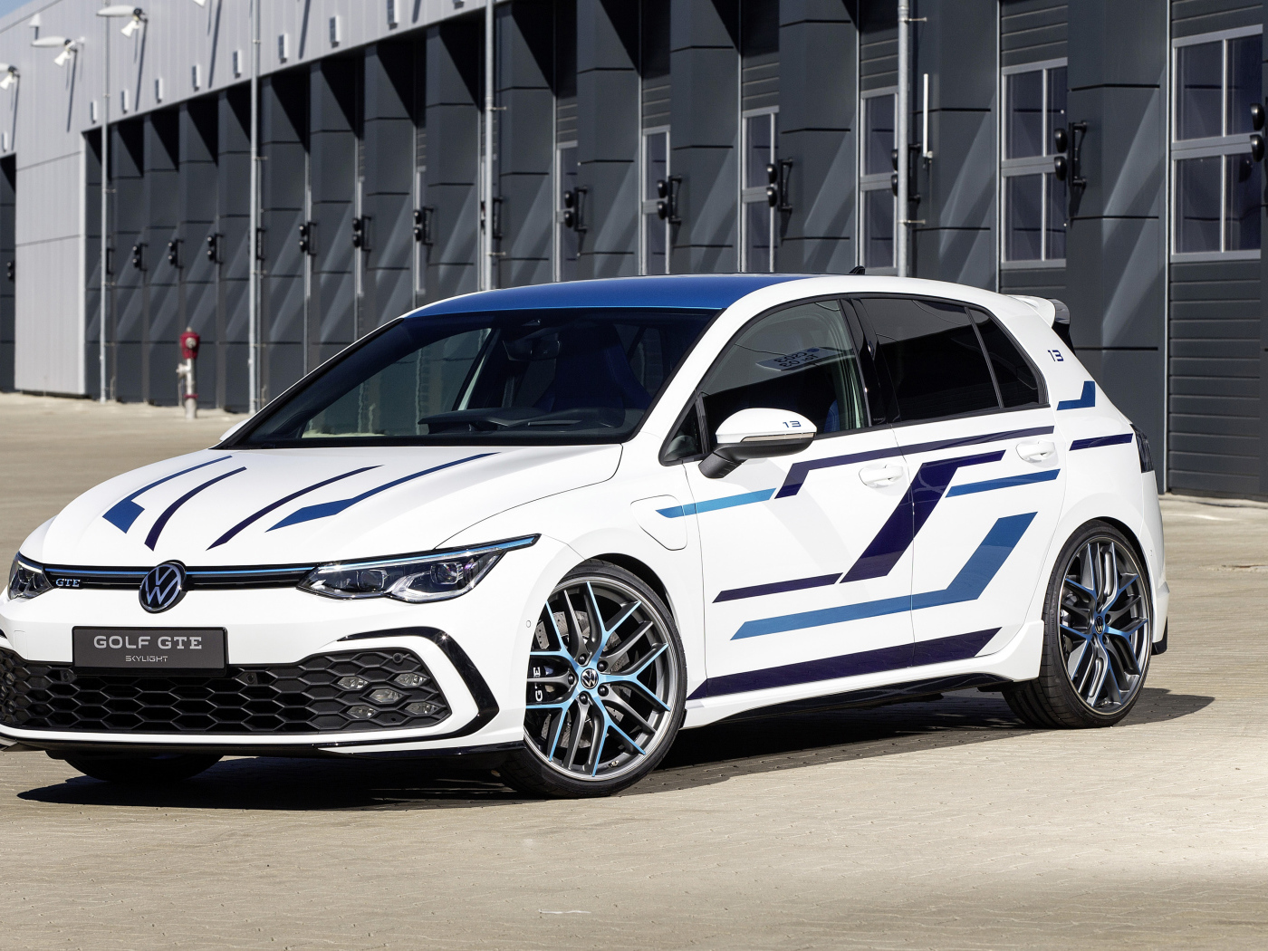 Автомобиль Volkswagen Golf GTE Skylight 2021 года