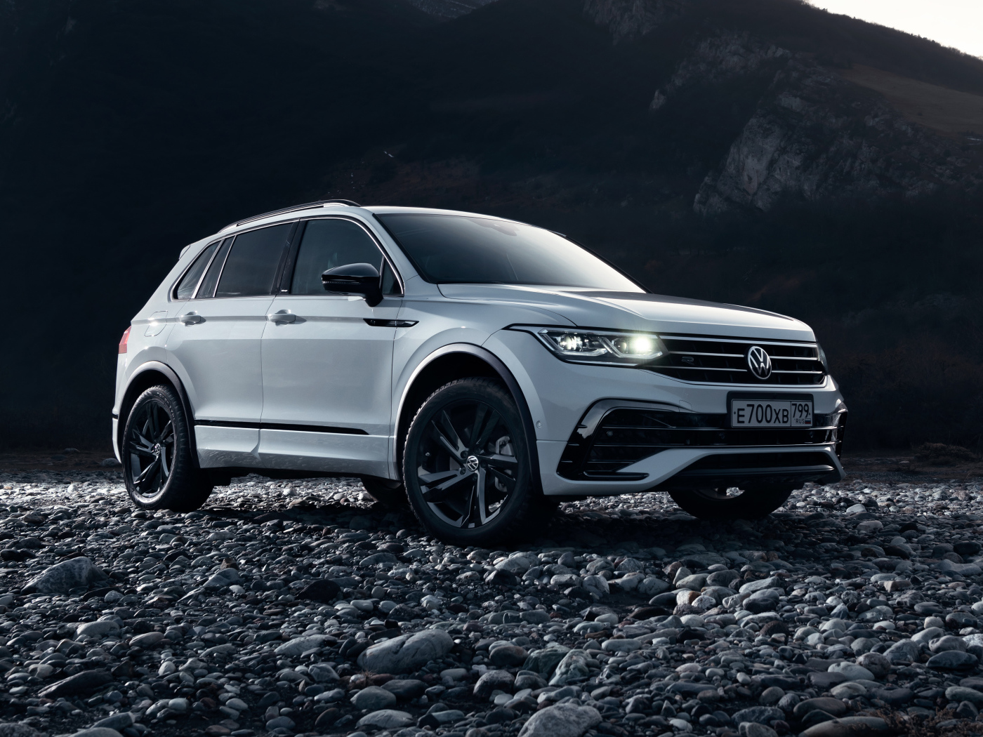 Внедорожник Volkswagen Tiguan 4MOTION R-Line 2021 года в горах