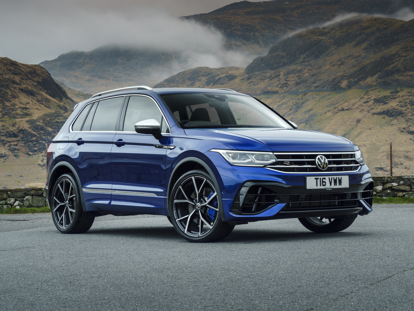 Синий кроссовер Volkswagen Tiguan R 2021 года на фоне гор