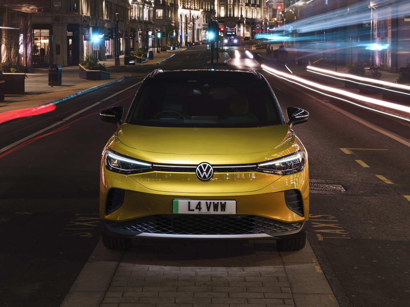 Золотистый автомобиль Volkswagen ID.4 1st 2021 года в городе