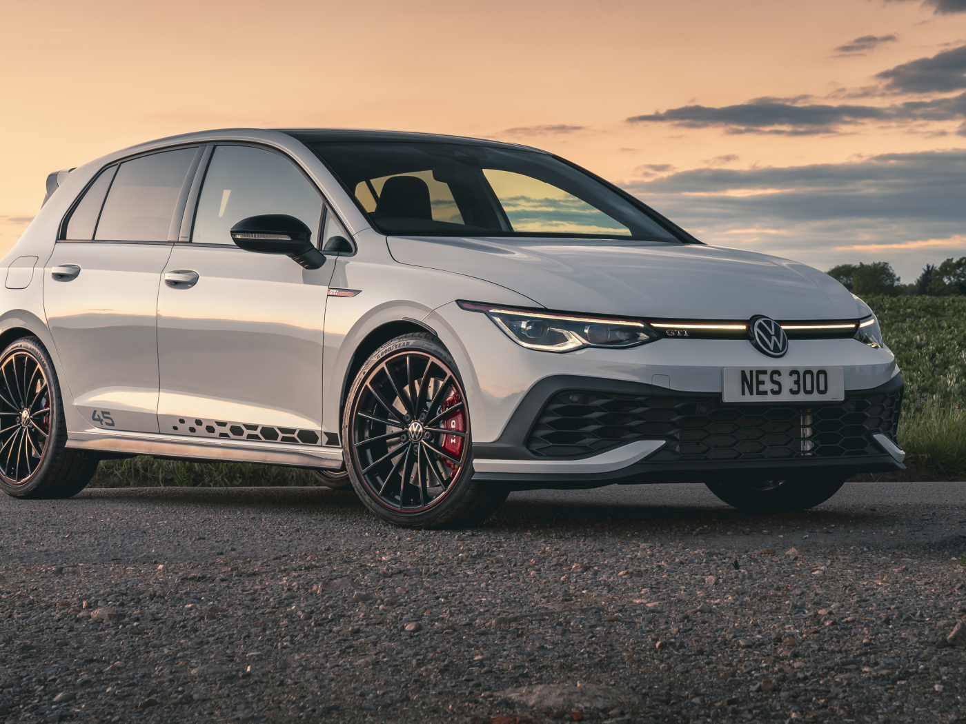 Серебристый Volkswagen Golf GTI Clubsport 45, 2021 года