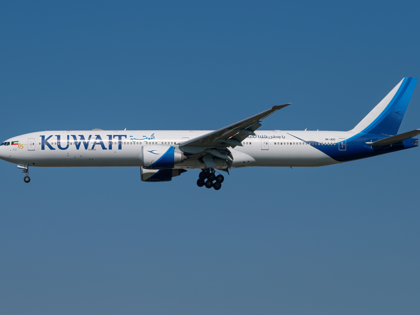 Самолет 777-300ER авиакомпании Kuwait в голубом небе
