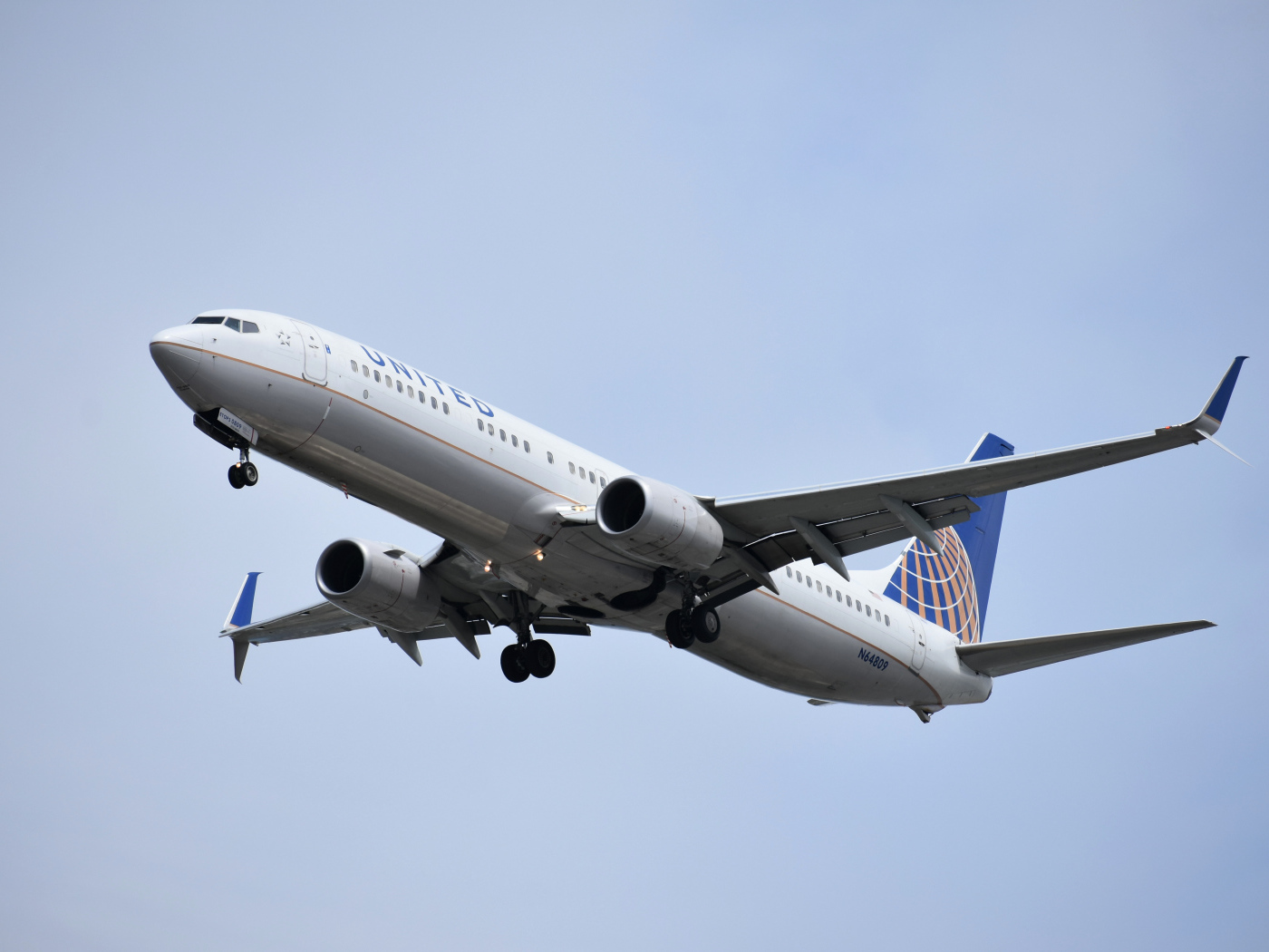 Пассажирский Боинг 737 авиакомпании  United на взлете