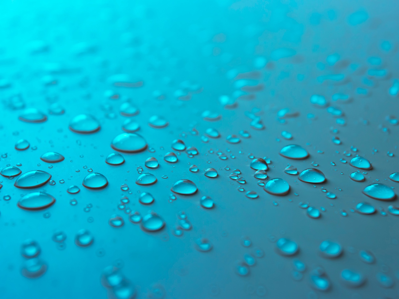 Голубой фон с каплями воды на поверхности