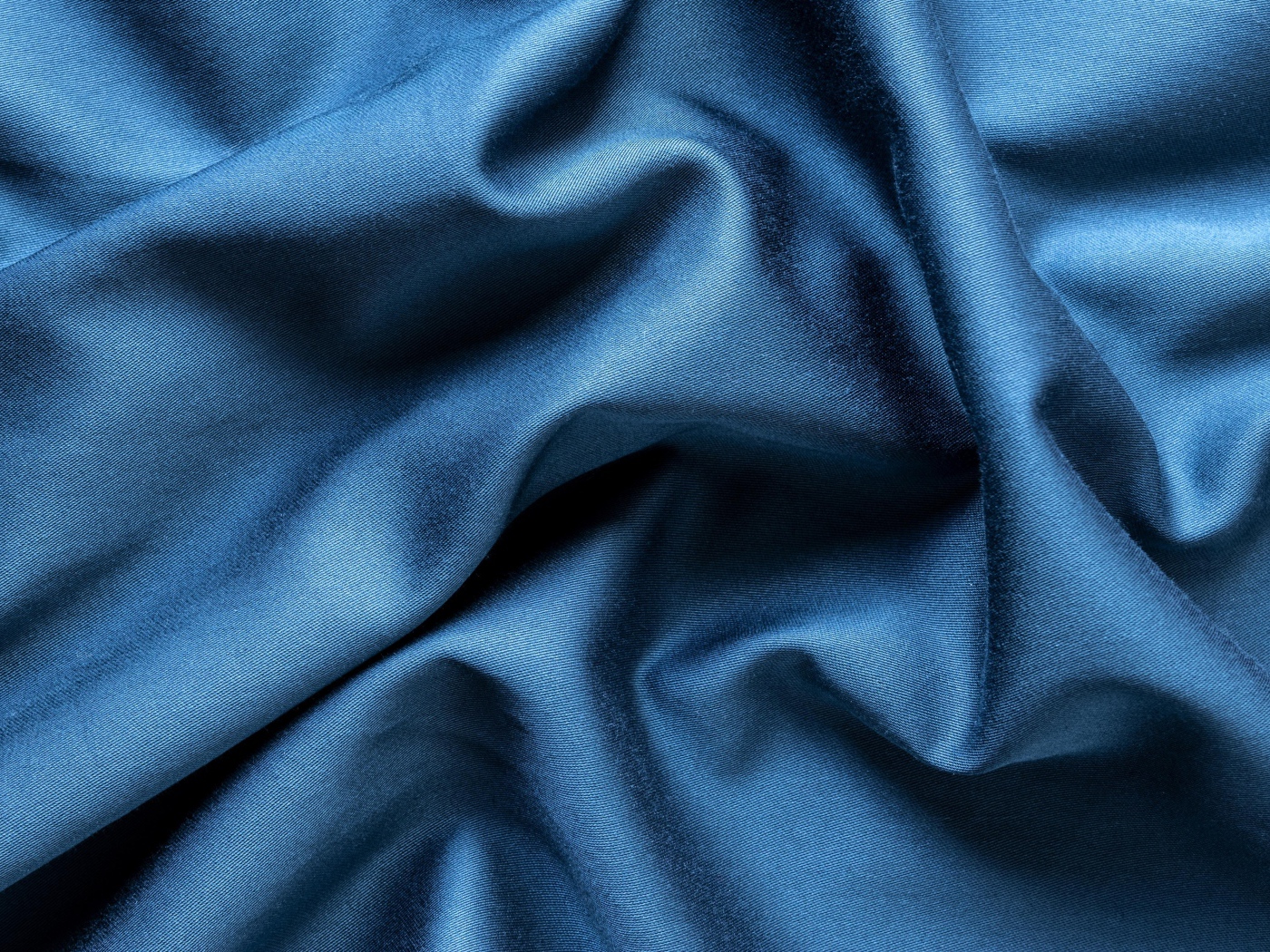 Кусок синей ткани крупным планом