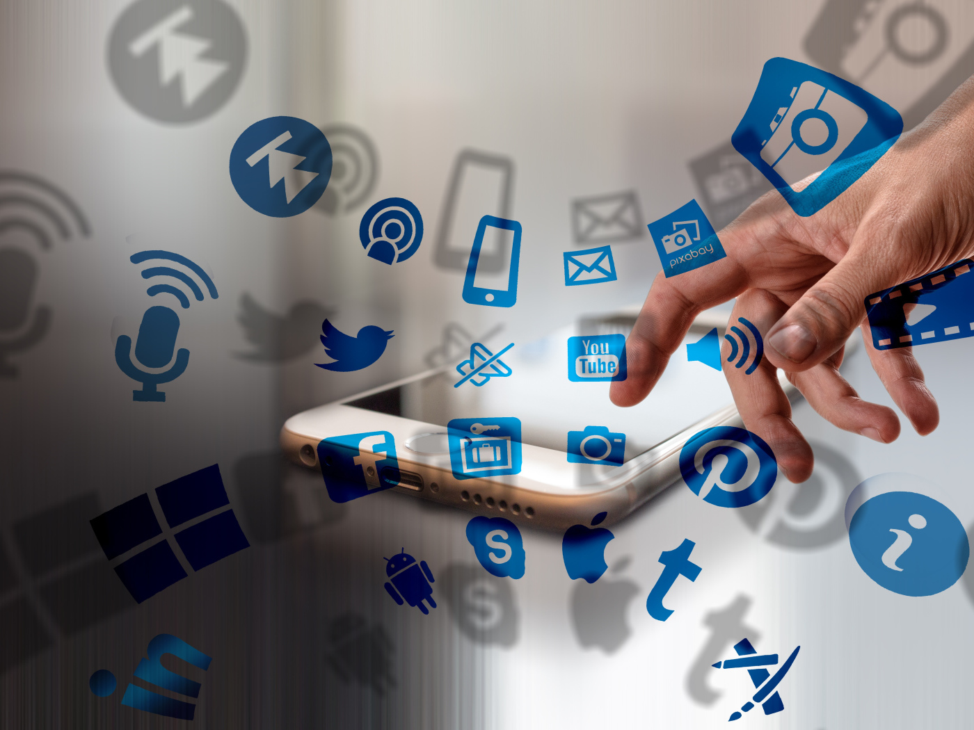 Значки социальных сетей со смартфоном 