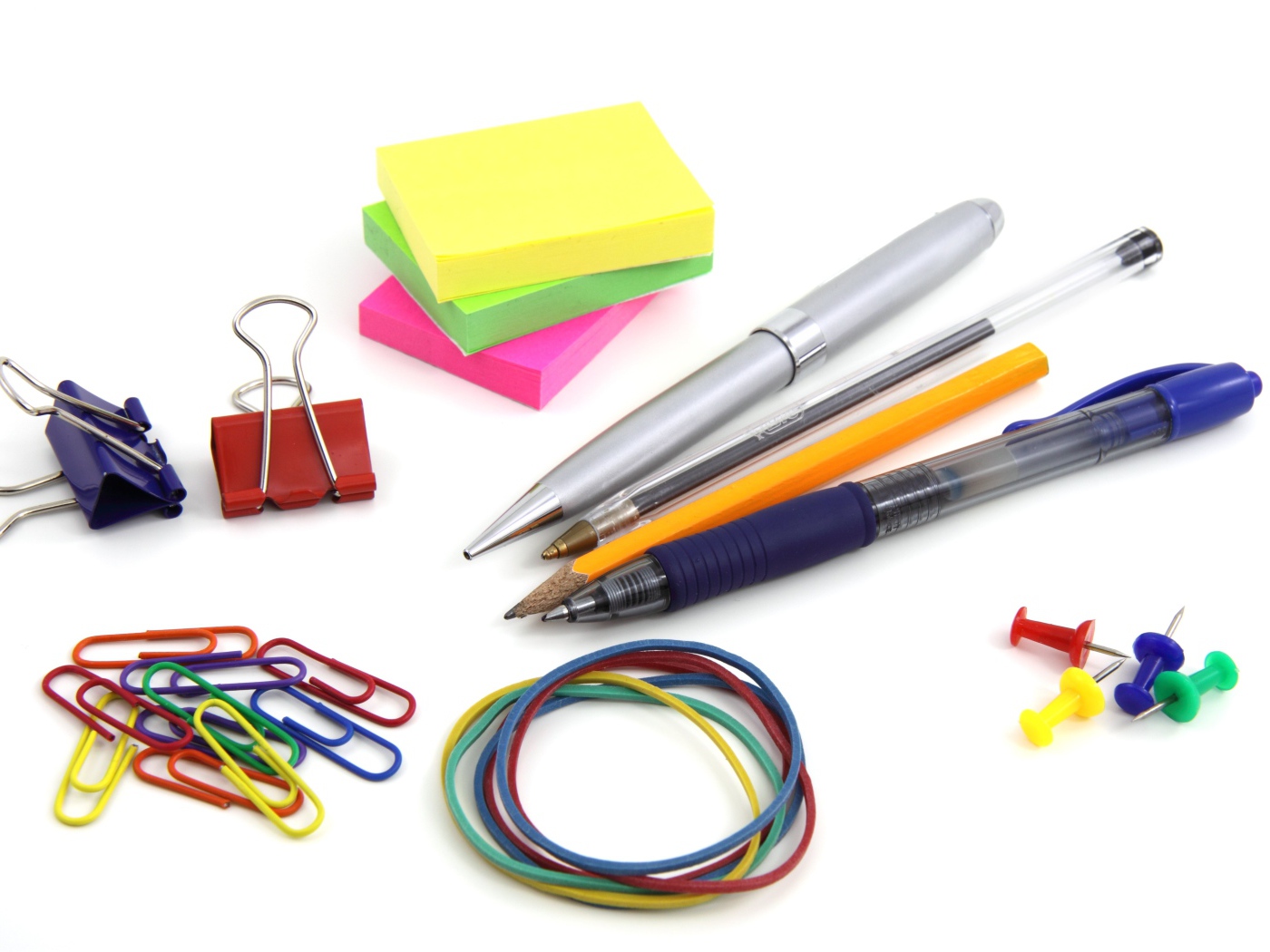 Разные канцелярские предметы на белом фоне