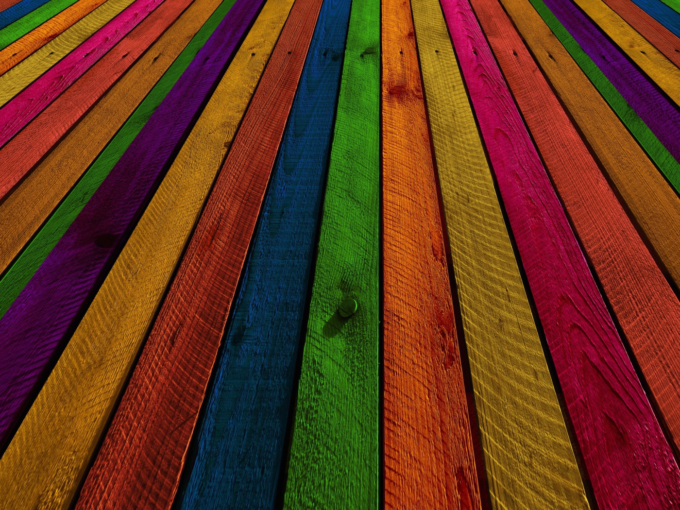 Красивые разноцветные доски на заборе