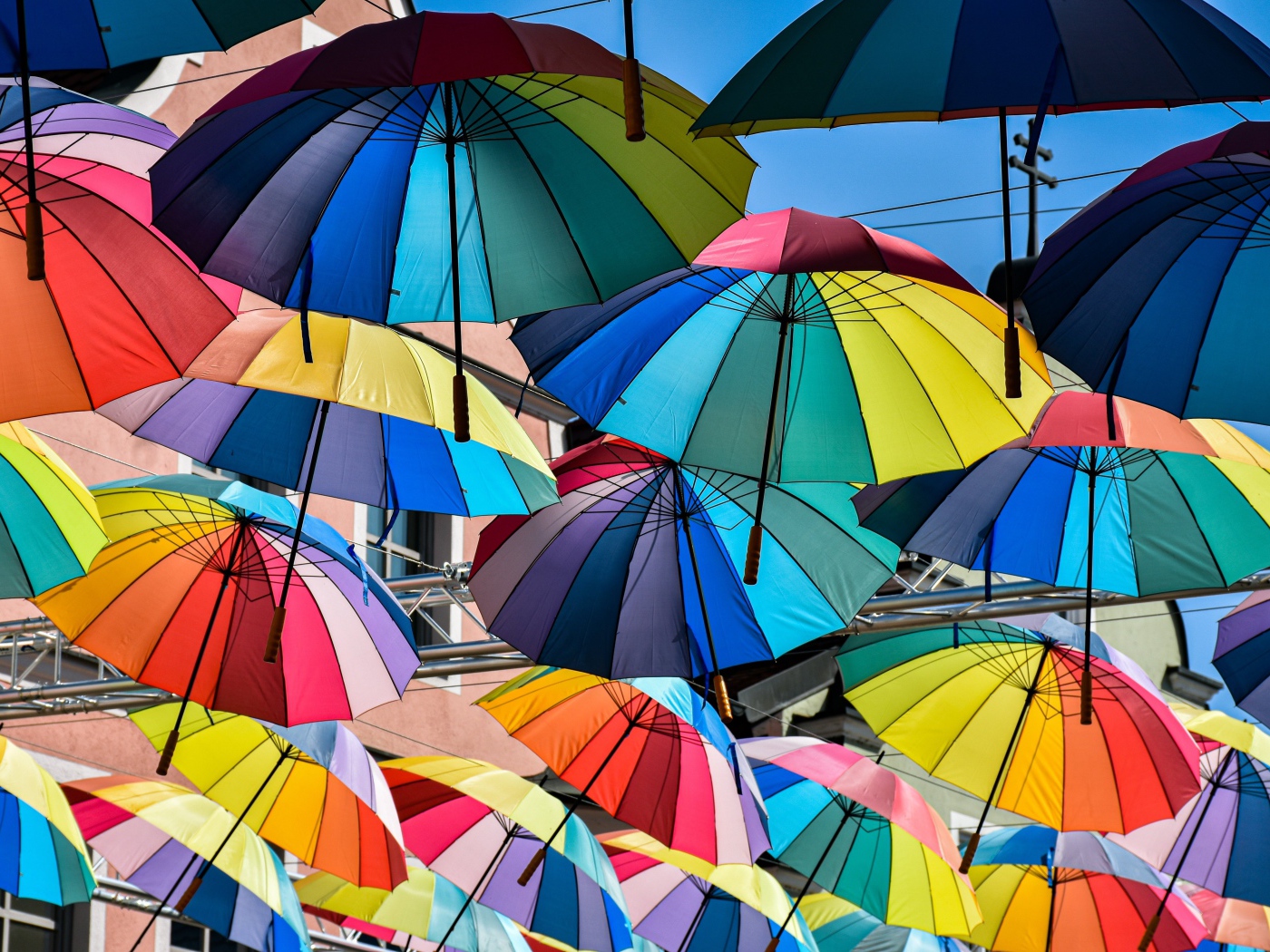 Красивые разноцветные зонтики на фоне неба 