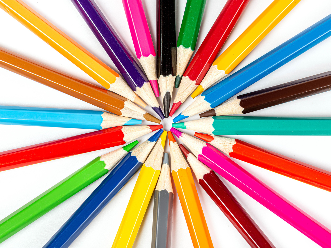 Красивые острые разноцветные карандаши на белом фоне