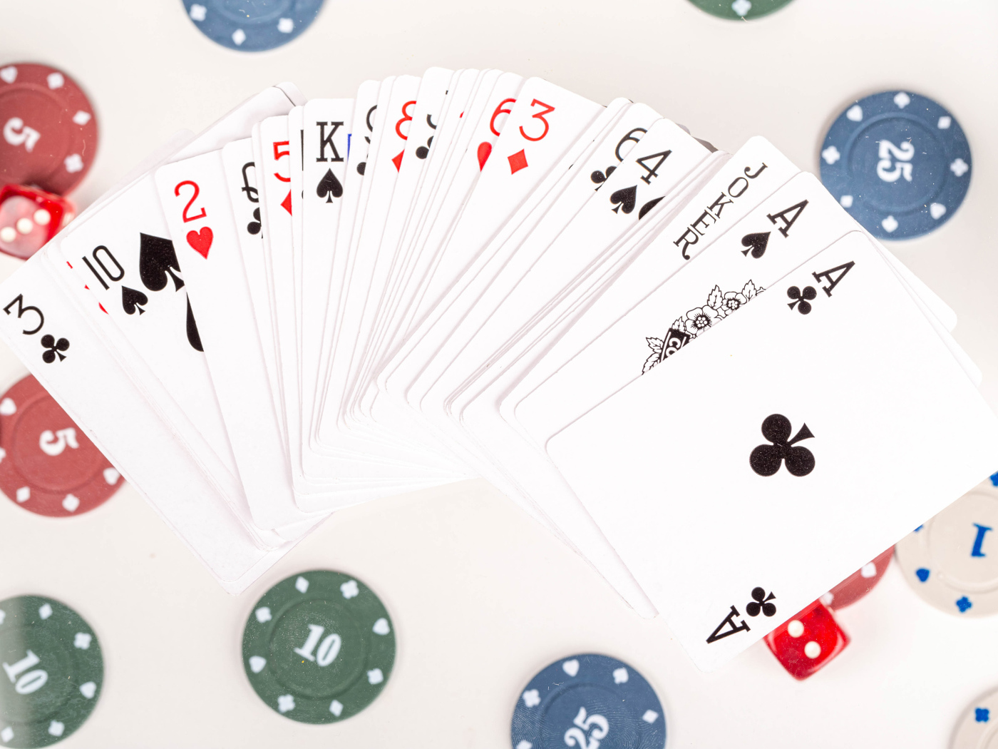 Колода игральных карт и фишки на столе в казино 