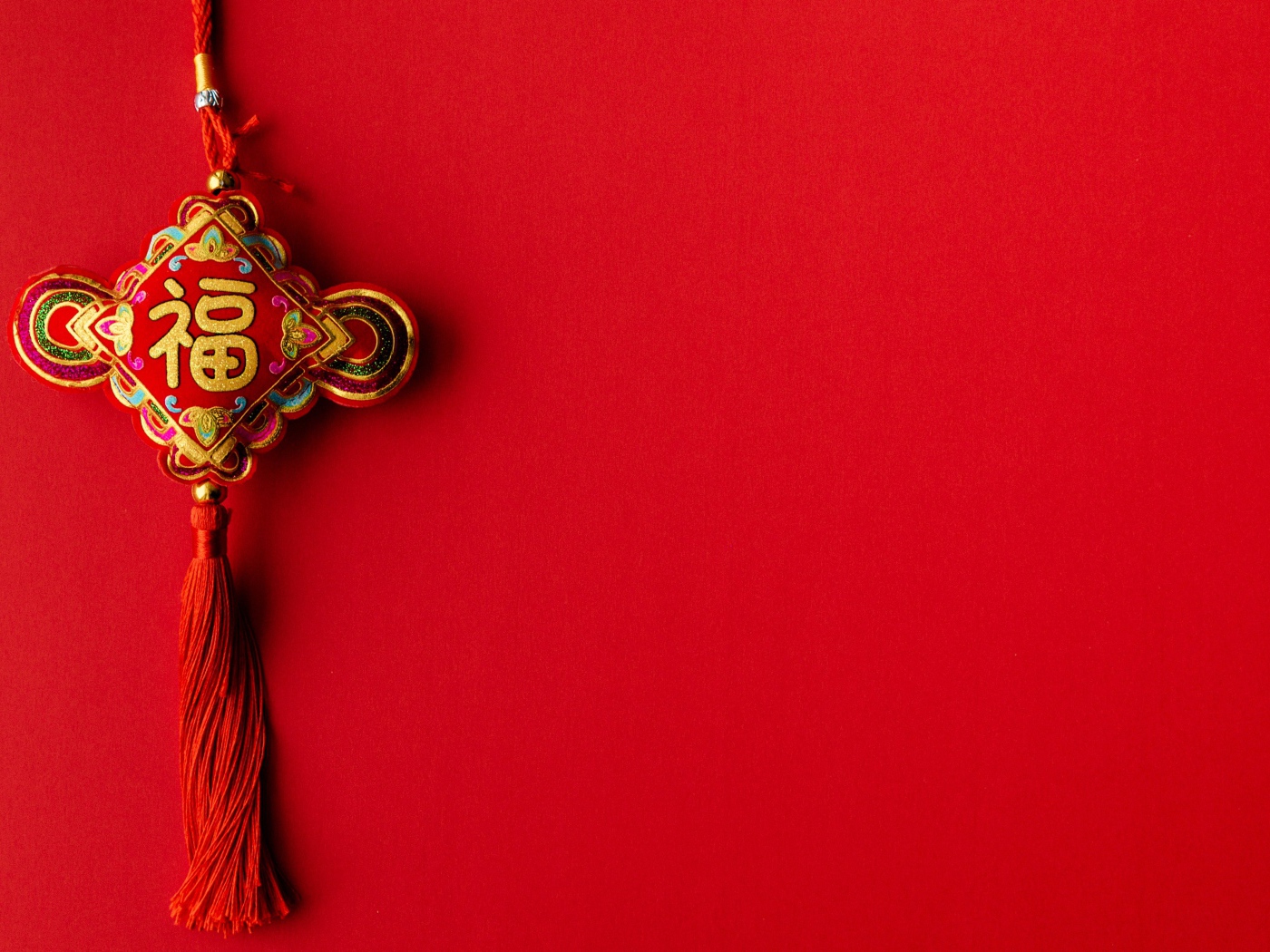 Украшение для китайского нового года на красном фоне
