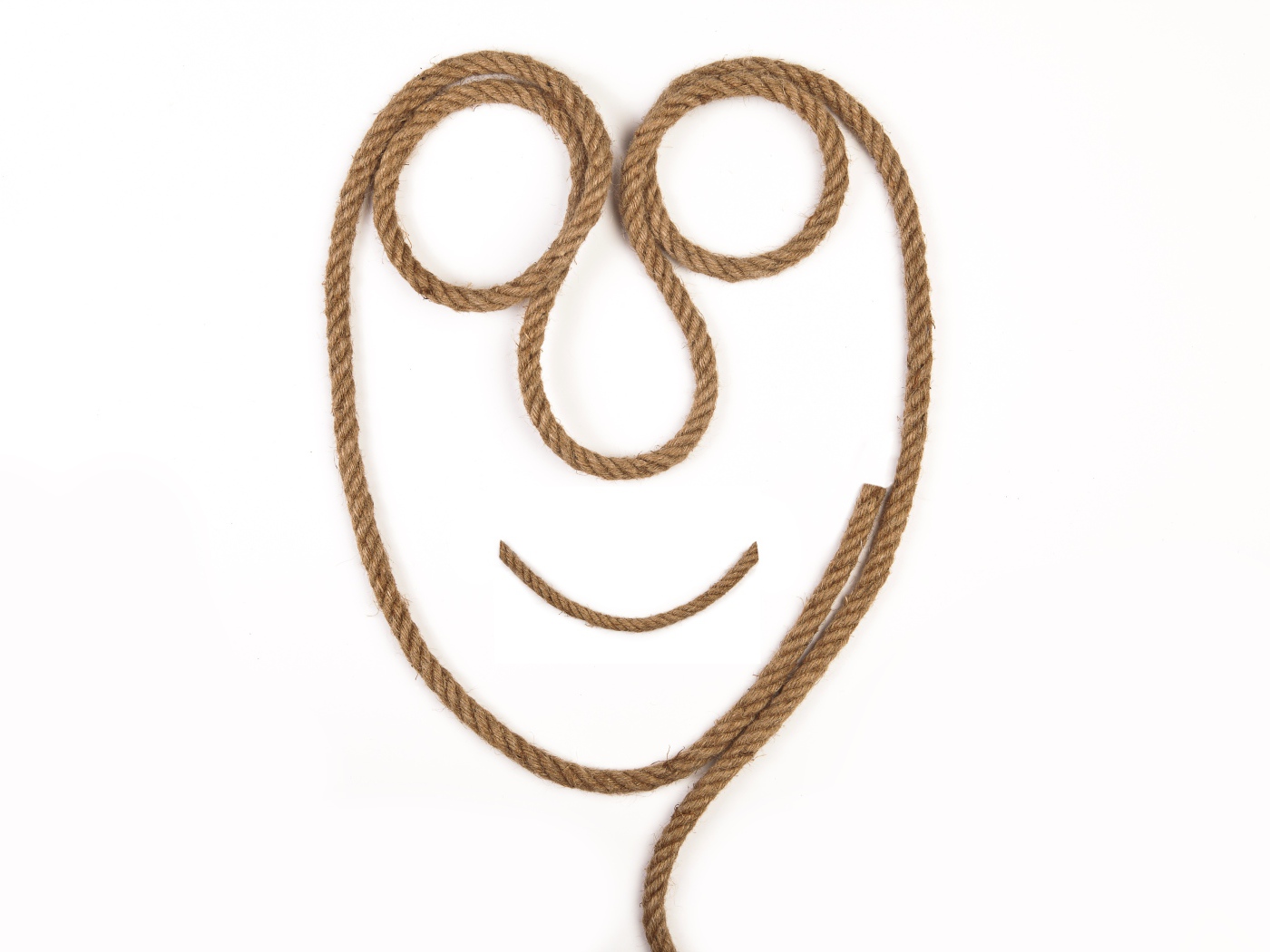 Лицо из веревки на белом фоне