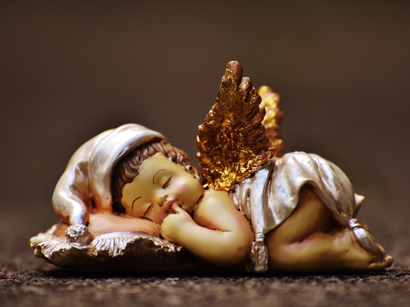 Статуэтка спящий купидон 