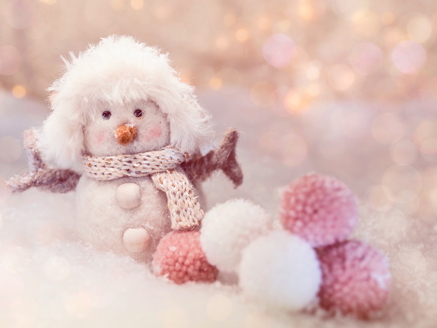 Смешной снеговик из мягких шариков