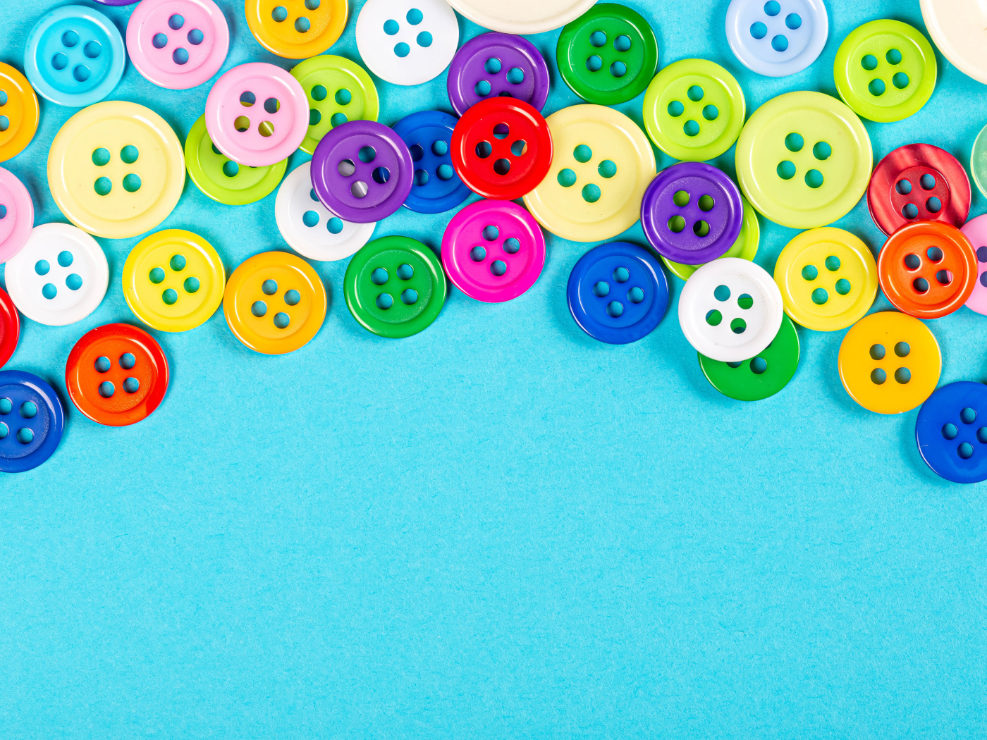 Разноцветные пуговицы на голубом фоне
