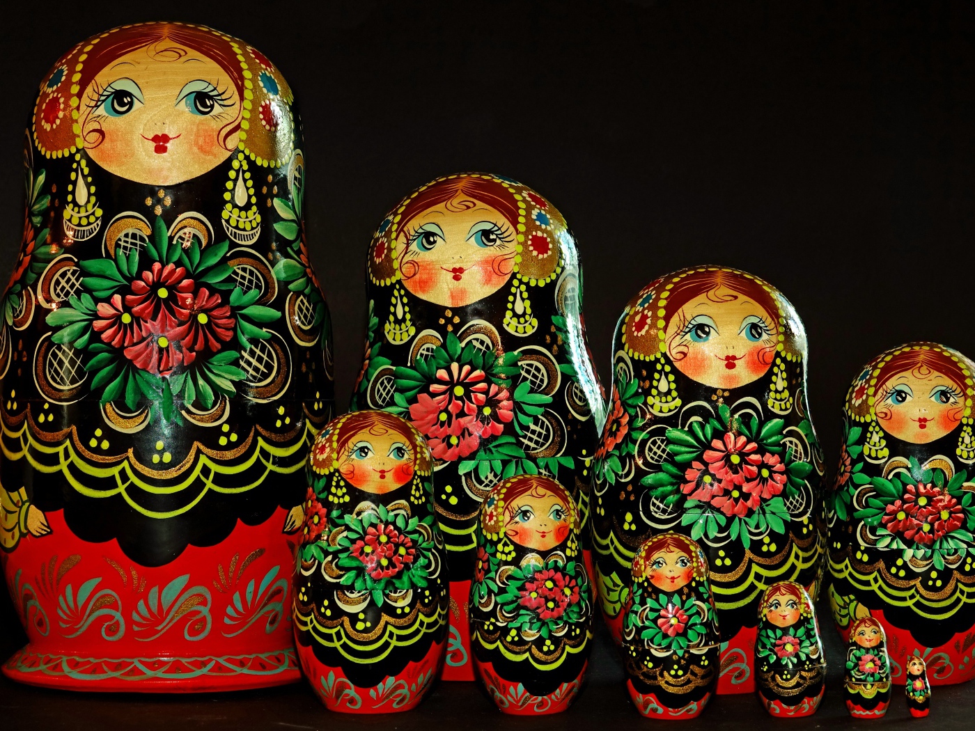 Фигурки матрешки с народным орнаментом