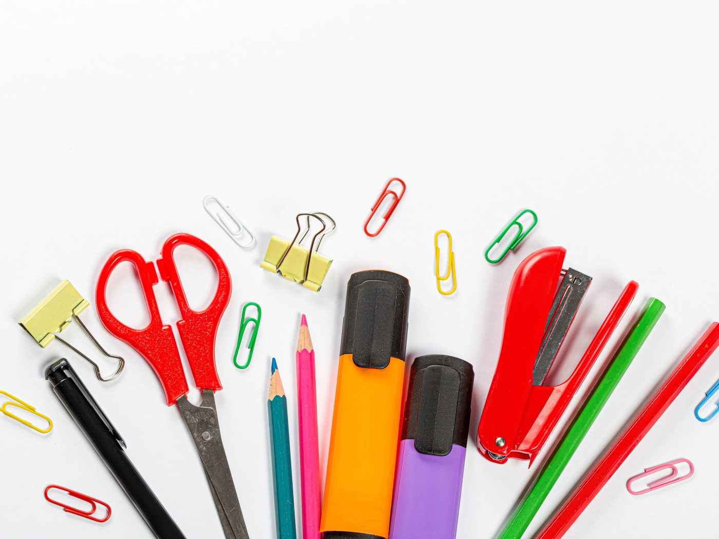 Канцелярские предметы на белом фоне крупным планом 