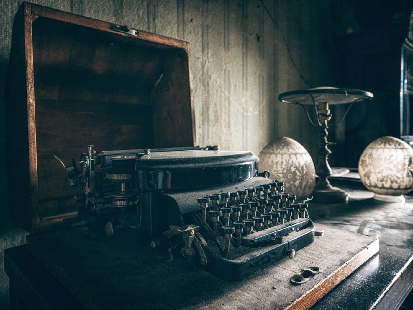 Старая черная печатная машинка на столе 