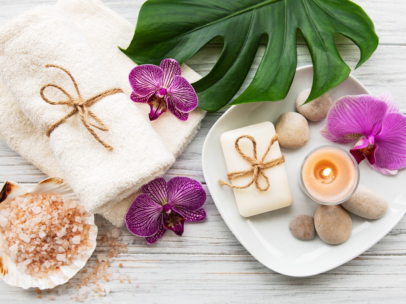 Соль, полотенца, листья и цветы для СПА