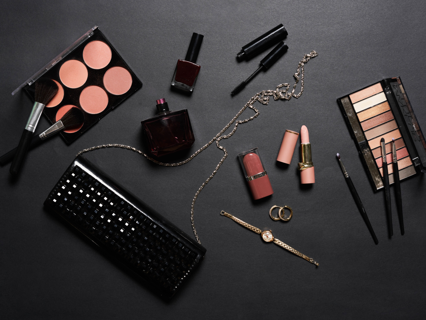 Набор косметики для девушки на сером фоне