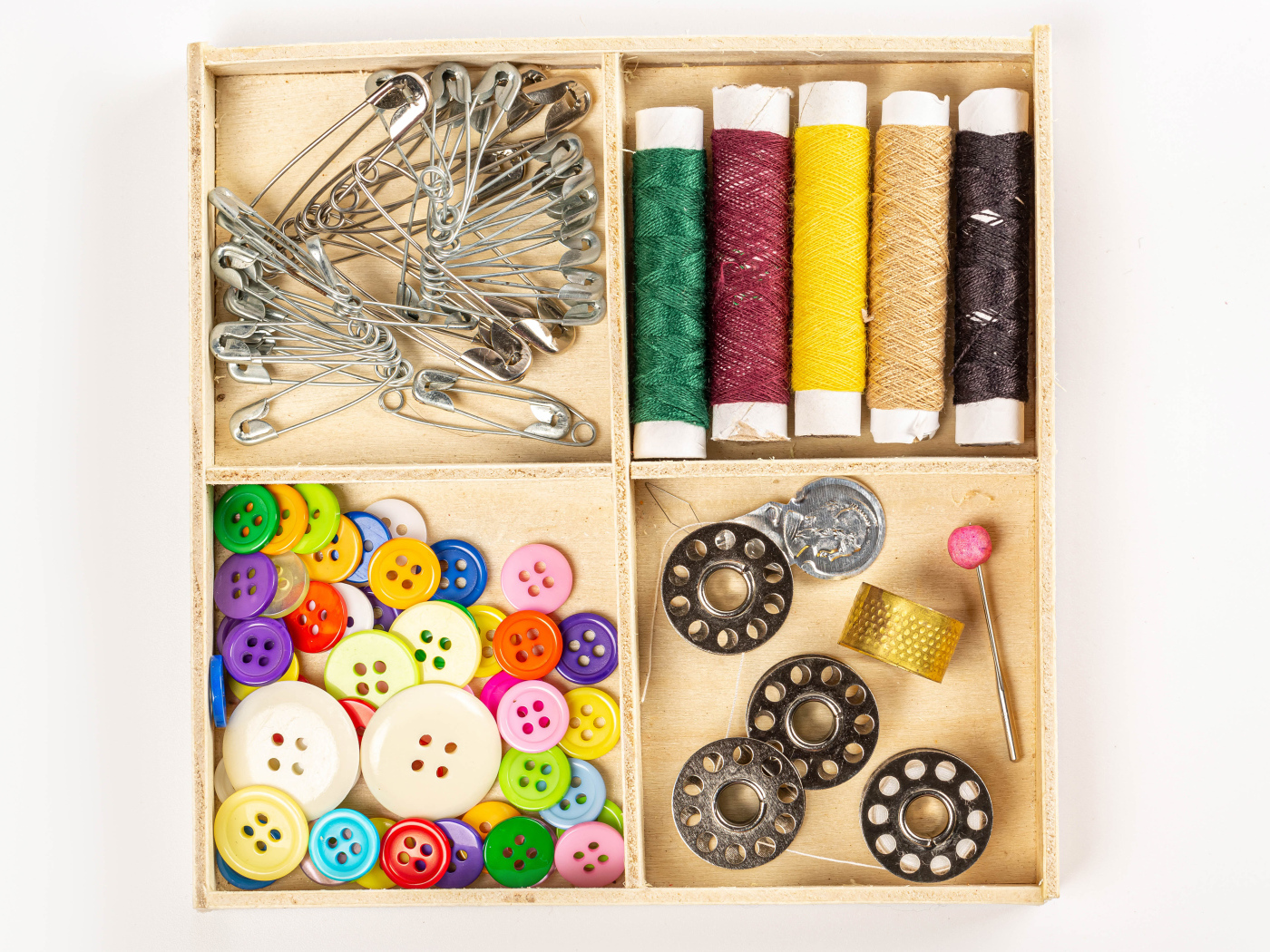 Набор для шитья на белом фоне