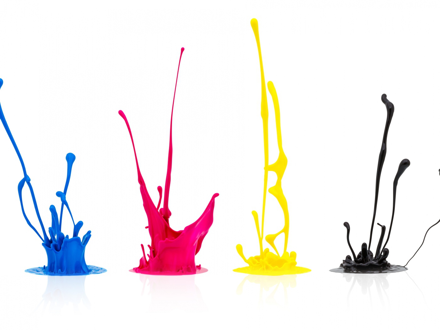 Брызги разноцветной краски на белом фоне