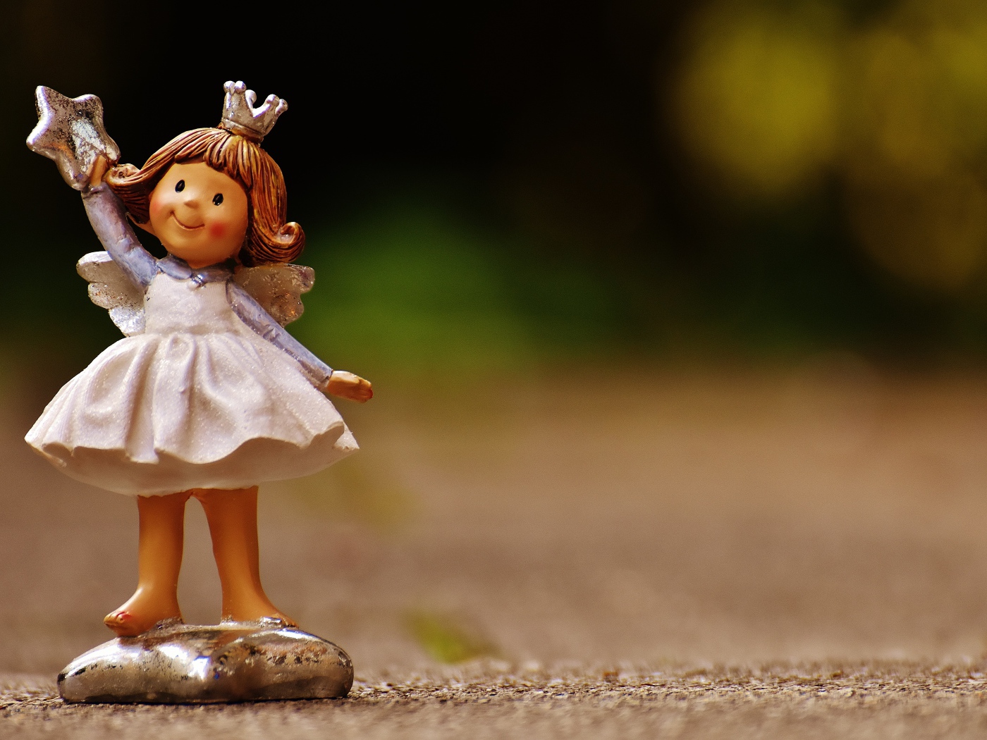 Статуэтка принцесса стоит на асфальте 